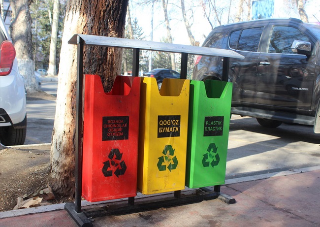 В этом году сбор сортированного мусора будет введен в 24 махаллях. Населению будут розданы трехцветные пакеты