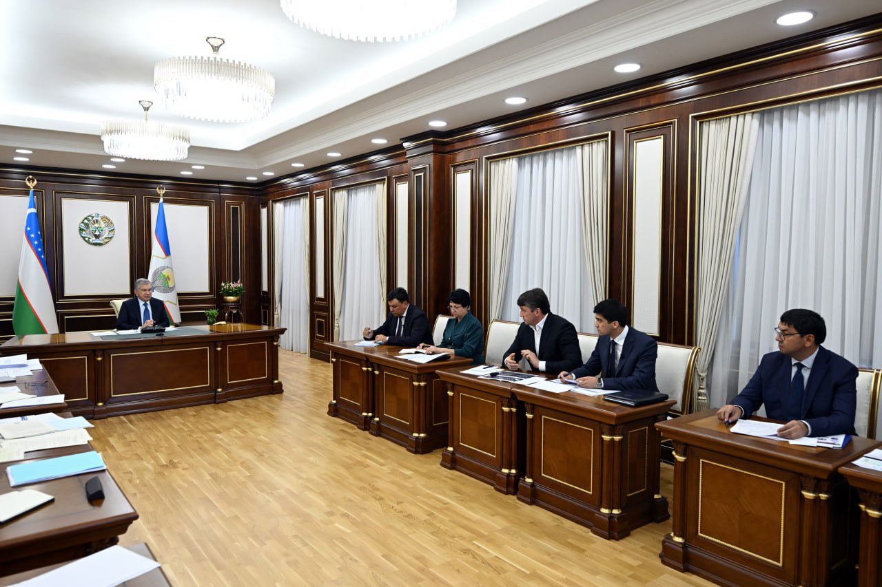 President  reviewed a presentation on measures to expand waste processing
